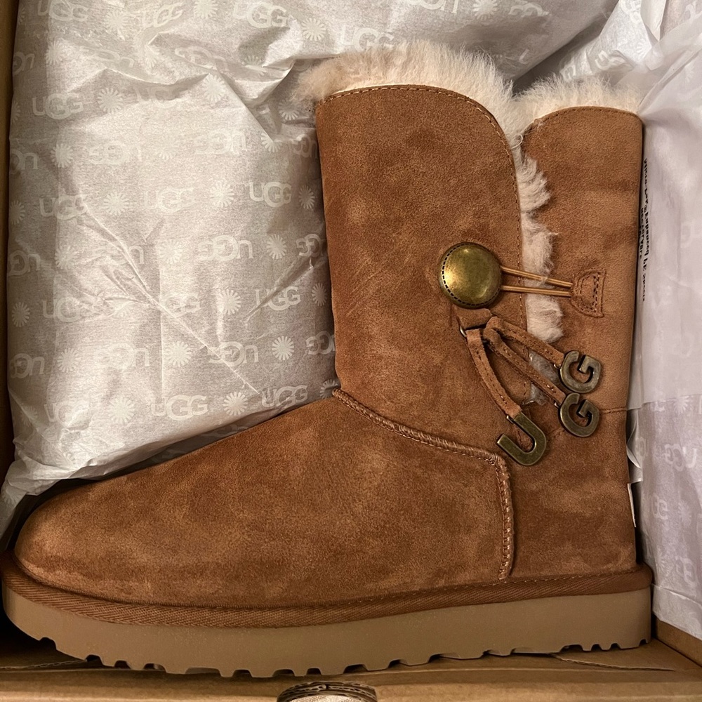 Ugg —Brand New— Bailey Charm Boot — Chestnut